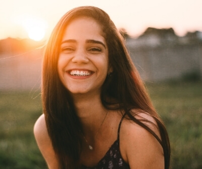 vrouw bruin haar lachen